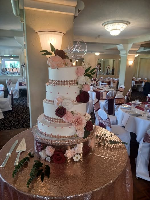 Beautiful tiered rose cake by Pasteleria Gresil